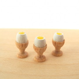 Eierbecher mit gekoepften Ei